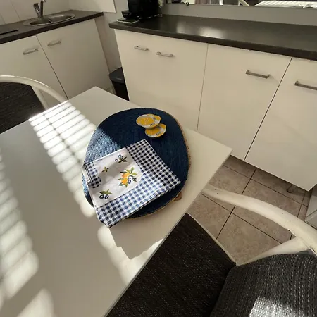 Sympathique Studio Apartment